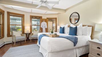 Habitación estándar, 1 cama King size, vista al jardín | Ropa de cama de alta calidad y escritorio
