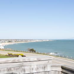 Premium kamer, 1 kingsize bed, balkon, uitzicht op zee | 1 slaapkamer, luxe beddengoed, een bureau, een strijkplank/strijkijzer