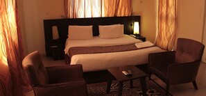 Royal Room | In-room safe, desk, laptop workspace, bed sheets - Lakeem Suites Adebola (Lagos)