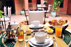 Desayuno continental gratuito y diario