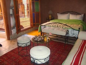 Habitación triple (Yacoute) | Caja fuerte, decoración individual, mobiliario individual y escritorio