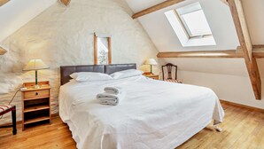 Chaumière supérieure, salle de bain privée, vue sur la cour intérieure (Tyn Cellar Cottage)