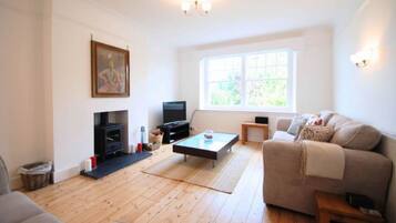 House, Multiple Beds | Living area | 30-inch TV with digital channels
