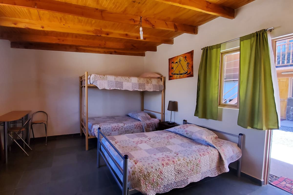 Escritorio y ropa de cama