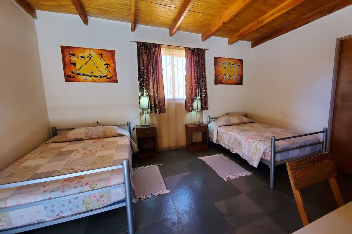 Escritorio y ropa de cama