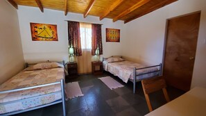 Habitación doble, 2 camas individuales | Escritorio y ropa de cama