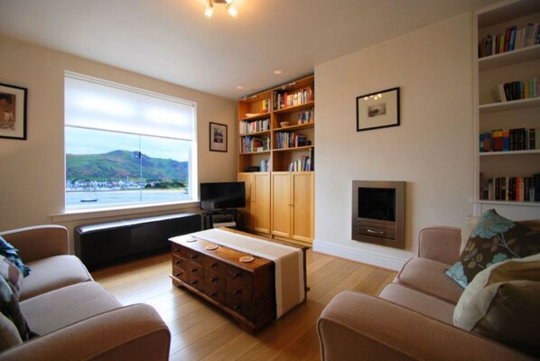 House, Multiple Beds | Living area | 30-inch TV with digital channels, DVD player, MP3 dock