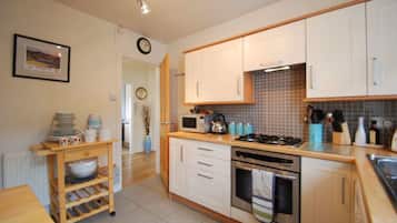 Casa, varias camas | Cocina privada | Refrigerador, microondas, horno y parrilla de estufa