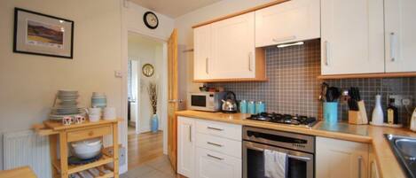 ハウス ベッド (複数台) | 専用キッチン | 冷蔵庫、電子レンジ、オーブン、コンロ