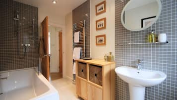 House, Multiple Beds | Bathroom | Combined shower/bathtub, deep-soaking bathtub, towels