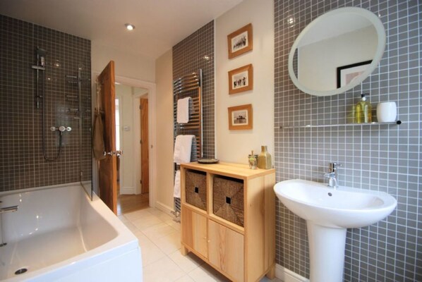 House, Multiple Beds | Bathroom