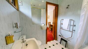 Chalet | Bathroom | Combined shower/tub, deep soaking tub, hair dryer, towels