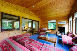 Chalet | Coin séjour | Télévision de 30 pouces avec chaînes par satellite
