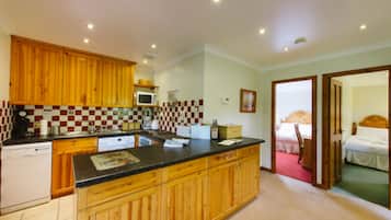 Chalet | Private kitchen | Fridge, microwave, oven, stovetop
