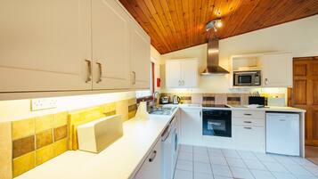 Chalet | Private kitchen | Fridge, microwave, oven, stovetop