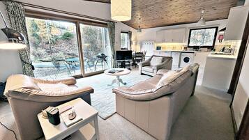 Chalet | Área de sala de estar | Televisión LCD, reproductor de DVD, futbolito y tenis de mesa