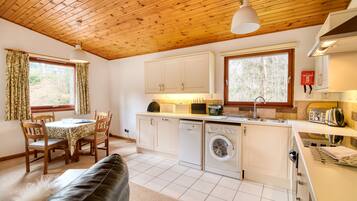 Chalet | Private kitchen | Fridge, microwave, oven, stovetop