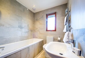 Chalet | Bathroom | Combined shower/tub, deep soaking tub, hair dryer, towels