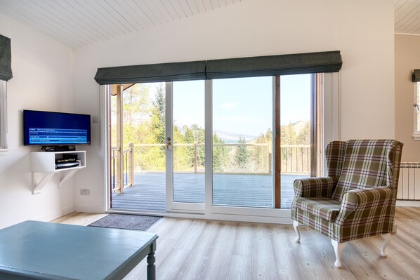 Chalet | Sala de estar | Televisión LCD de 30 pulgadas con canales vía satélite y televisión 