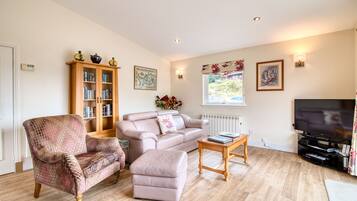Chalet | Living area | 30-inch LCD TV with satellite channels, TV, DVD player
