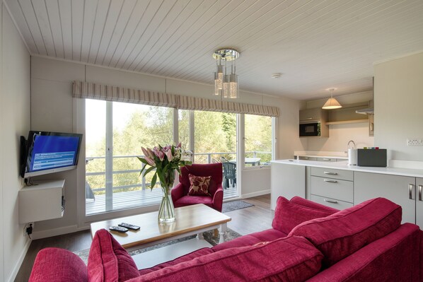 Cabaña | Área de sala de estar | Televisión de 30 pulgadas con canales digitales y reproductor de DVD