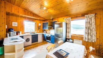 Chalet | Private kitchen | Fridge, microwave, oven, stovetop