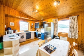Chalet | Private kitchen | Fridge, microwave, oven, stovetop - The Raven (Crianlarich)