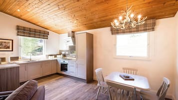 Chalet | Private kitchen | Fridge, microwave, oven, stovetop