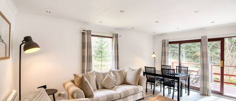 Chalet | Sala de estar | Televisión LCD, reproductor de DVD, futbolito y tenis de mesa