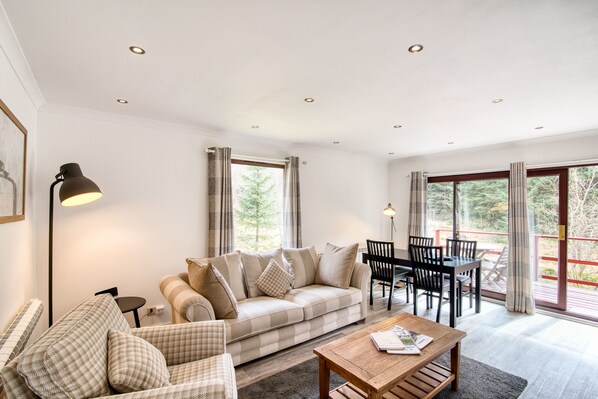 Chalet | Living room | 30-inch LCD TV with satellite channels, TV, DVD player - The Whooper (Crianlarich)