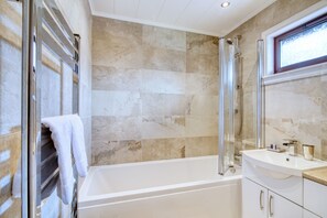 Chalet | 2 bedrooms, iron/ironing board, WiFi, bed sheets - The Whooper (Crianlarich)