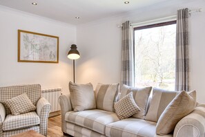 Chalet | Living room | 30-inch LCD TV with satellite channels, TV, DVD player - The Whooper (Crianlarich)