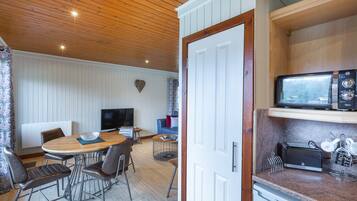 Cabin, Multiple Beds | Living room | 30-inch TV with digital channels, DVD player