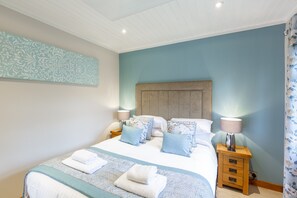 Cabin, Multiple Beds | 2 bedrooms, iron/ironing board, free WiFi, bed sheets