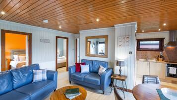 Cabin, Multiple Beds | Living room | 30-inch TV with digital channels, DVD player
