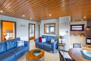 Cabin, Multiple Beds | Living room | 30-inch TV with digital channels, DVD player