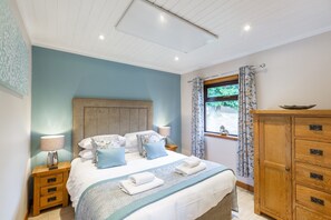 2 bedrooms, iron/ironing board, free WiFi, bed sheets - Birch 14 With Hot Tub, Newton Stewart (Newton Stewart)