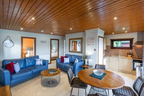 Ferienhütte, Mehrere Betten | 2 Schlafzimmer, Bügeleisen/Bügelbrett, kostenloses WLAN, Bettwäsche