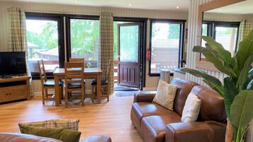 Cabin, Multiple Beds | Living room | 30-inch TV with digital channels, DVD player