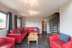 เคบิน, หลายเตียง | บริเวณนั่งเล่น | ทีวี 30 นิ้ว พร้อมช่องดิจิตอล, เครื่องเล่นดีวีดี