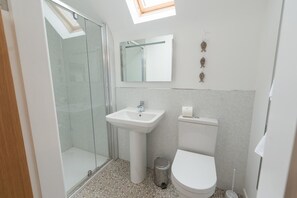 Cabin, Multiple Beds | Bathroom | Separate bathtub and shower, deep-soaking bathtub, hair dryer, towels - Lord Galloway 34, Newton Stewart (Newton Stewart)