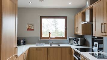 Cabin, Multiple Beds | Private kitchen | Fridge, microwave, oven, stovetop