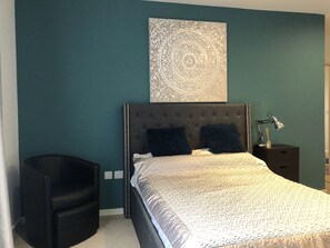 2 bedrooms, in-room safe, iron/ironing board, free WiFi
