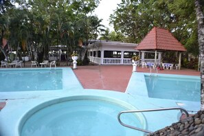 Bañera de hidromasaje exterior