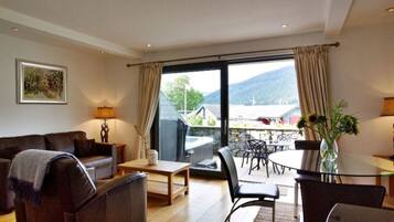 Departamento, 1 cama Queen size | Área de sala de estar | Televisión de 30 pulgadas con canales digitales