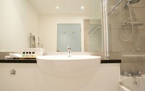 Apartment, 1 Queen-Bett | Badezimmer | Duschwanne, Komfortbadewanne, Haartrockner, Handtücher