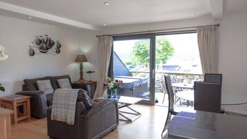 Departamento, 1 cama Queen size | Área de sala de estar | Televisión de 30 pulgadas con canales digitales