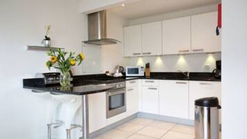 Departamento, 1 cama Queen size | Cocina privada | Refrigerador, microondas, horno y parrilla de estufa