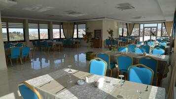 Se sirven desayunos, comidas, cenas y cocina turca