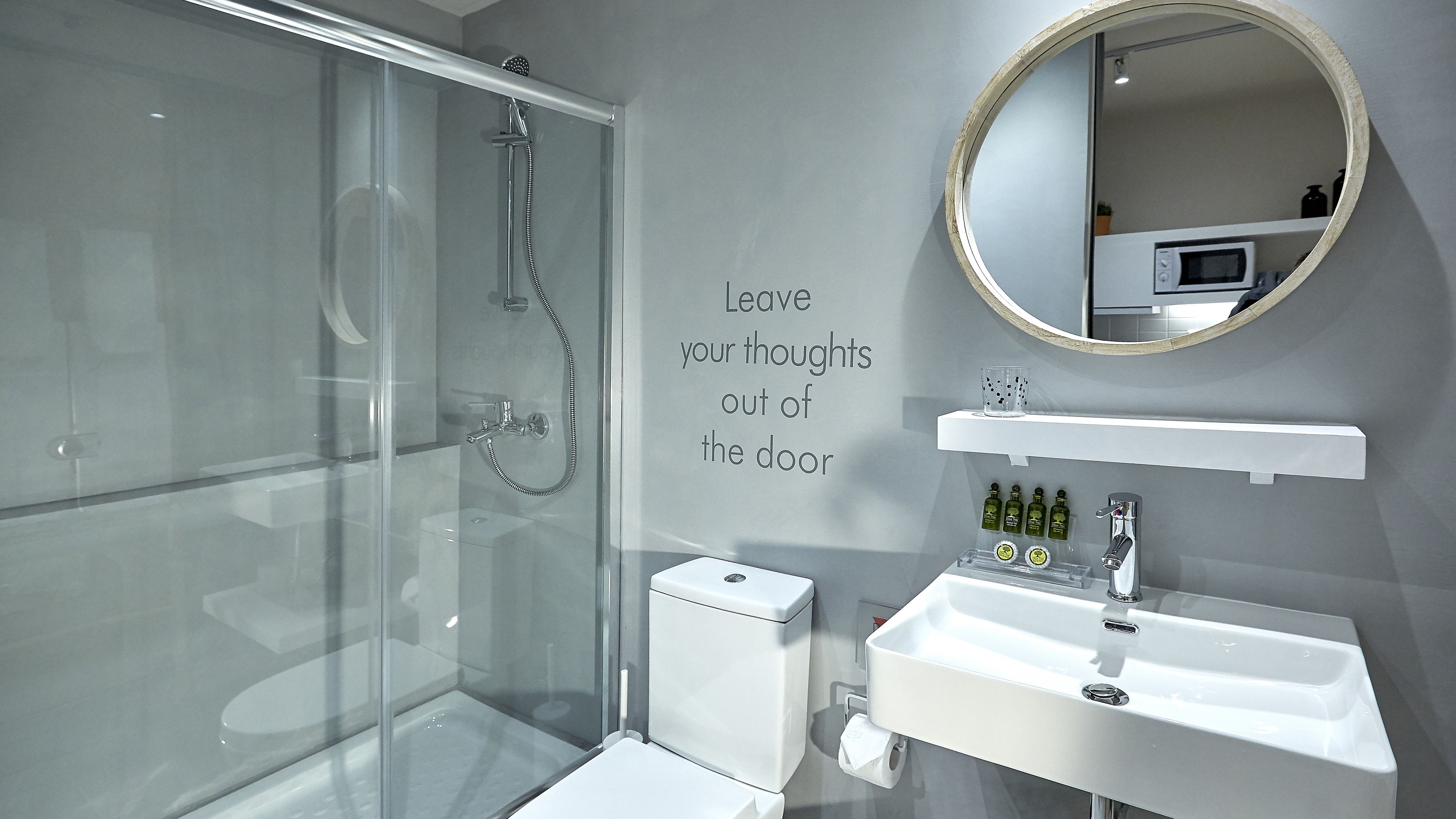 Regadera, amenidades de baño gratuitas, secadora de cabello, toallas 